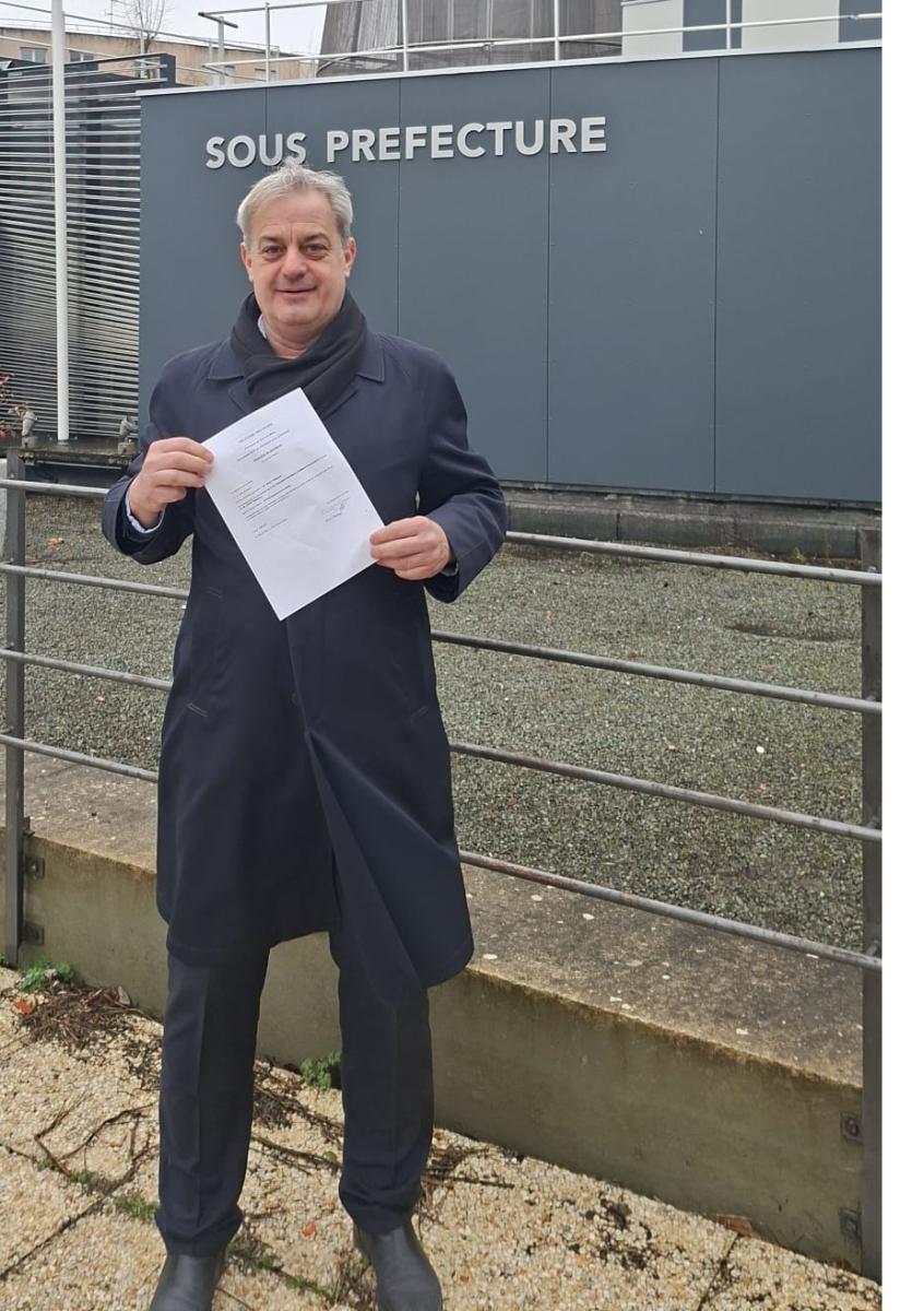 Stéphane Jabut devant la sous-préfecture de Meaux montre le récépiéss du dépôt de la liste de candidates et de candidats